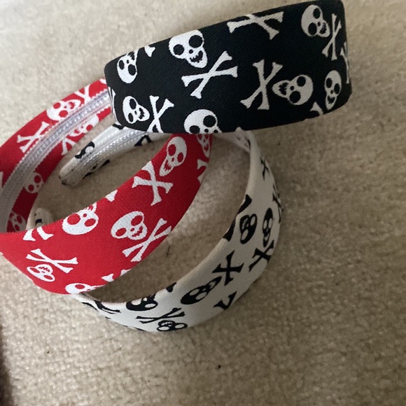 NWOT Skull & Crossbones Collection - Picture 4 of 4